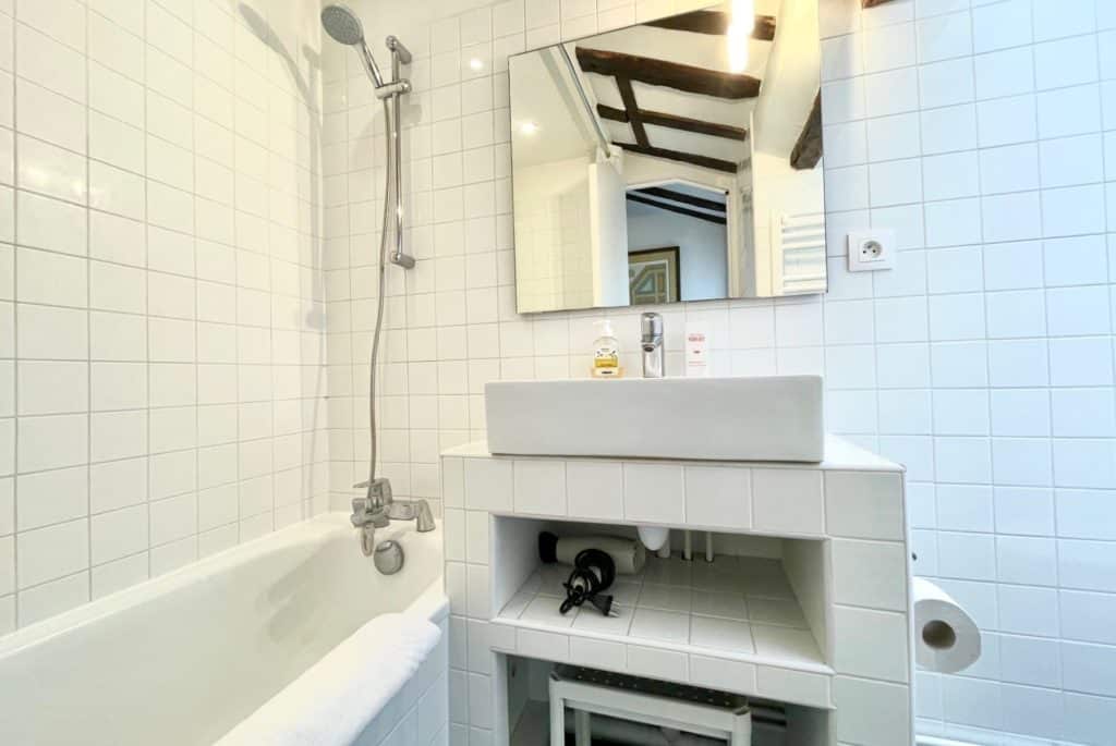 Location Appartement Meublé - 70 m² - 2 pièces - 75004 Paris - 104166 - 421653981396